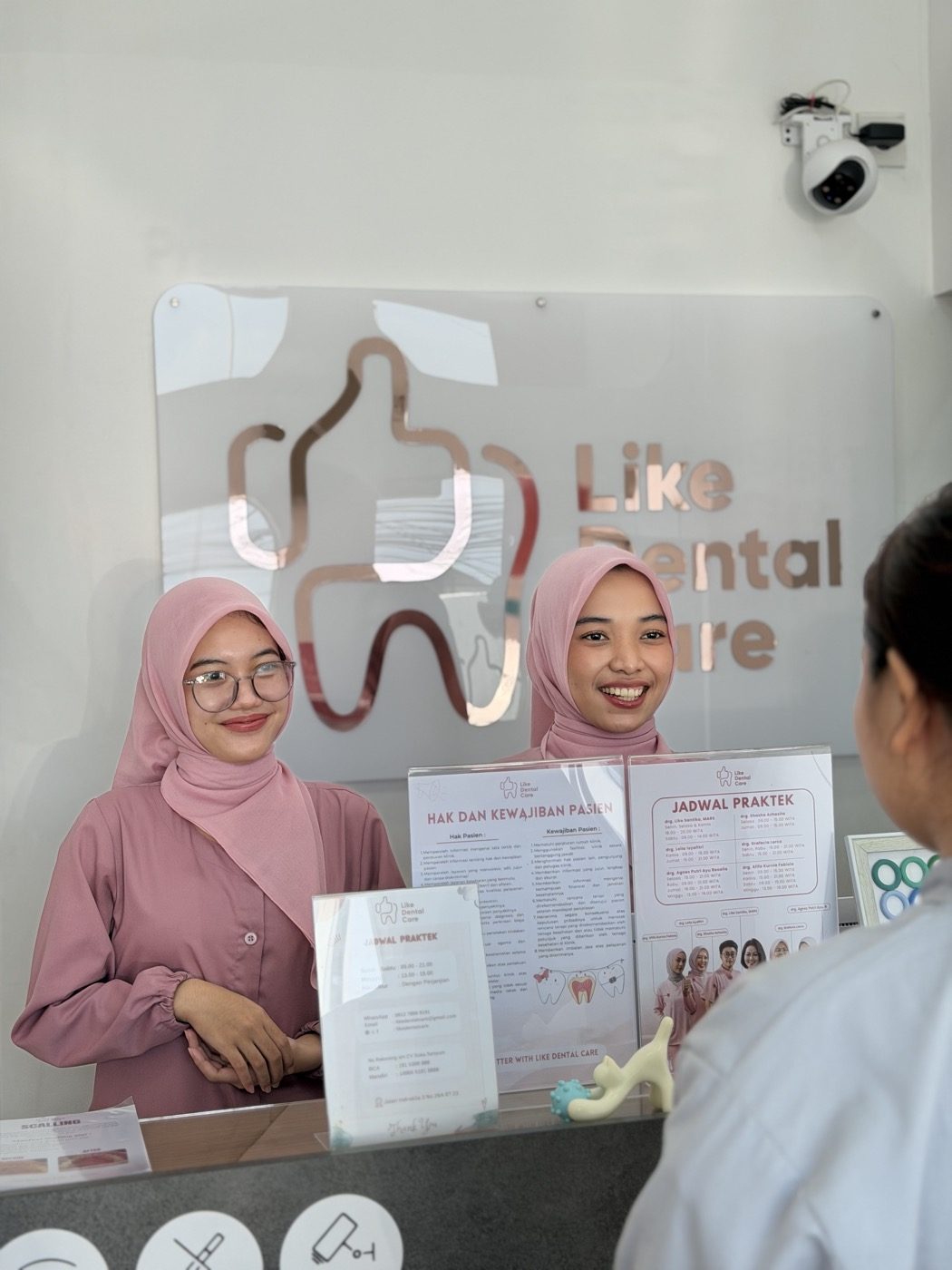 Tim Like Dental Care menyambut pasien di resepsionis klinik