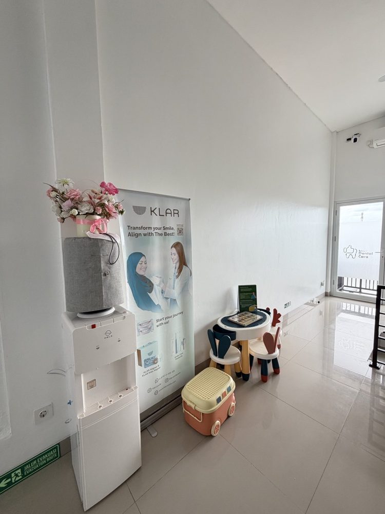 Sudut bermain anak di ruang tunggu klinik Like Dental Care