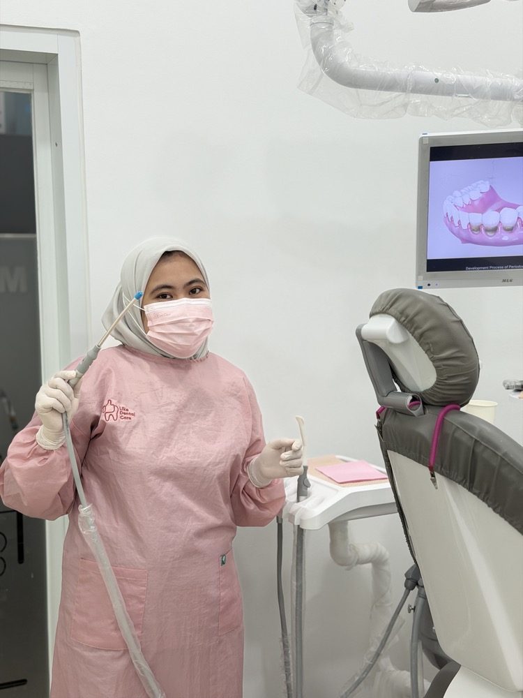 Tim Like Dental Care melayani pasien di ruang perawatan