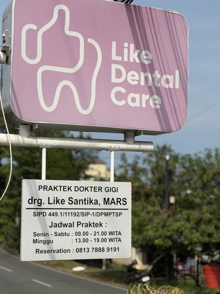 Papan nama klinik Like Dental Care di tepi jalan